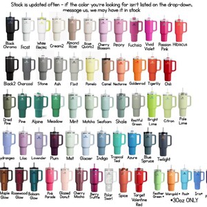 Pu&ograve; includere: Un grafico di bicchieri da 30 once in vari colori. I bicchieri hanno un manico e una cannuccia. I colori includono nero, bianco, crema, mandorla, rosa, ciliegia, peonia, fucsia, viola acceso, rosa passione, rosa ibisco, nero, carbone, pietra, cenere, selce, pompelmo, cammello, nettarina, verga d'oro, giglio tigre, peperoncino, pino secco, pino, alpino, prato, menta, matcha, schiuma di mare, ardesia, verde rilassante, lime brillante, limone, lime pallido, ortensia, lilla, lavanda, prugna, nebbia, ghiacciaio, indaco, blu turchese tropicale, azzurro, abete blu, crepuscolo, bagliore di acero, bagliore di palissandro, bagliore di balsamo, parata rosa, ciambella glassata, moka alla ciliegia, tartufo ai frutti di bosco, vortice polare, spezie, rosso di San Valentino obiettivo, verde piuma, calendula, piscina, iris e viola scuro.