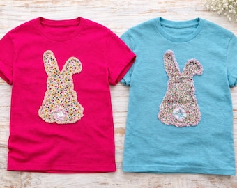 Ręcznie robiona patchworkowa koszulka z aplikacją króliczka – koszulka wielkanocna inspirowana stylem vintage