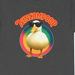 Zabawna koszulka z kaczką „Nincompoop” | Koszulka w stylu retro z tęczą
