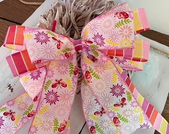 Prachtige kleurrijke vlinder lente en zomer Moederdag bloemen lint krans strik, lantaarn en cadeauverpakking vlinder strikje