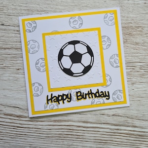 Gelbe und weiße Fußball-Geburtstagskarte - handgemacht für Sportfans