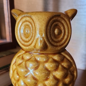 Stary ceramiczny świecznik w kształcie sowy