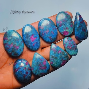 Könnte beinhalten: Rustikales Holzschild mit dem Text "Welcome to our home" in weißer Schrift. Das Schild hat eine Used-Optik und ein schlichtes, einladendes Design, ideal für die Eingangsbereichsdekoration.