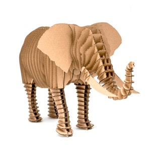 Frank - éléphant debout. Animal à monter soi-même en carton écologique. 3D sculpture bricolage Puzzle.