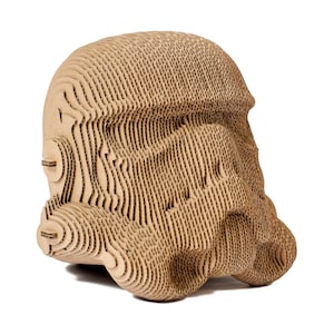 Stormtrooper - hjelm af tropper fra Galactic Empire Star Wars. Til selvmontering lavet af økologisk pap. 3D DIY-pusleskulptur.
