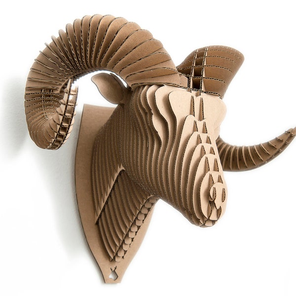 Ryan-Ram-Trophäe. Selbstmontagetier aus ökologischem Karton. 3D DIY Puzzle Skulptur.