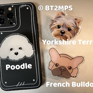 Op de afbeelding: Een zwarte telefoonhoes met een witte poedel, Yorkshire Terriër en Franse Bulldog telefoonhouder. De telefoonhoes heeft een witte rand en een witte inscriptie met de tekst "Poedel".