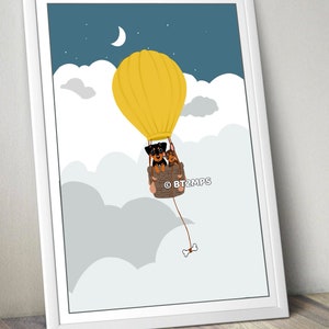 Op de afbeelding: Twee honden in een gele luchtballon die in een blauwe lucht met witte wolken drijft. De ballon is vastgebonden aan een bot.