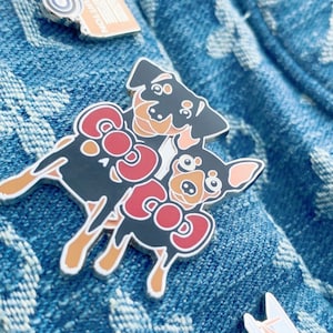 Miniaturowy Pinscher Min Pin Bow Tie Hard Enamel Pin