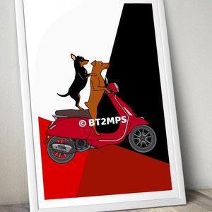 Op de afbeelding: Twee honden, een zwarte en een bruine, rijden op een rode scooter. De scooter staat op een rode en zwarte achtergrond. De tekst "BT2MPS" staat op de scooter.