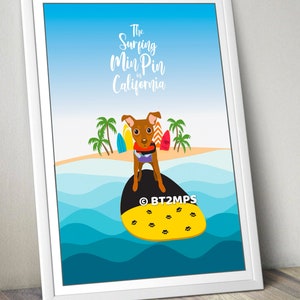 Op de afbeelding: Een bruine en bruine dwergspits met een blauwe reddingsvest en een rode bandana surft op een geel surfplank met zwarte potafdrukken. De hond bevindt zich in de oceaan met blauw water en een strand met palmbomen op de achtergrond. De tekst "The Surfing Min Pin in California" bevindt zich bovenaan de afbeelding. De tekst "©BT2MPS" bevindt zich onderaan de afbeelding.