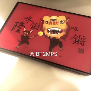 Min Pin Miniature Pinscher CNY Capodanno cinese Danza del leone Capodanno lunare Piccola stampa artistica Incorniciata gong xi fa cai