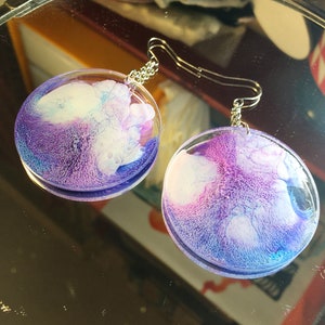 Pendientes POSTALES DESDE SATURNO. Pendientes de resina epoxy. Acero inox. Piezas únicas.