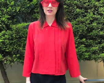 Red cropped 80s vintage buttoned blouse with front pleats and intricate buttoned closure