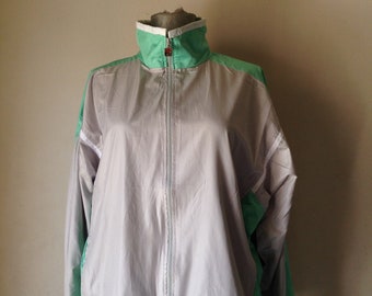 Ljusgrå och pistagegrön tennisjacka i stor storlek FILA vindjacka från slutet av 70-talet eller början av 80-talet