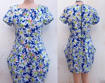 50s floral wiggle belted dress in blue, white and yellow in wonderful design and style with pockets. Unused!