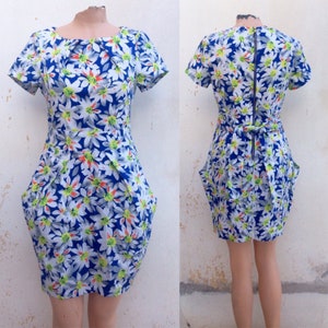 50s floral wiggle belted dress in blue, white and yellow in wonderful design and style with pockets. Unused!
