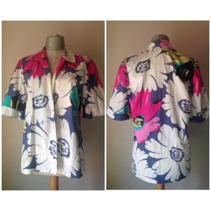 Uplifting 80&#39;s buttonless lightweight blazer for women that features enormous daisy pattern in white, blue, fucshia & more colors