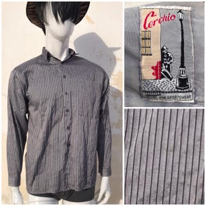 Camisa vintage de hombre de los años 80 con rayas en gris plateado, cuello pequeño y un bolsillo en el pecho. Tejido de algodón y poliéster, fabricado en Grecia