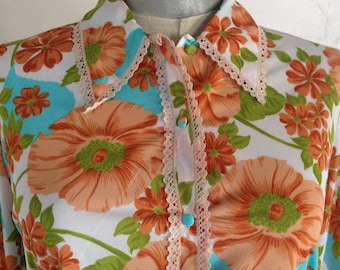 40s-50s stunning floral fitted buttoned down shirt with creamy lace trimming and wide collars