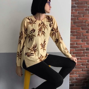 Brown leaves on ochre yellow 90s vintage sweet lightweight sweater