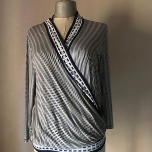 幾何学的なオプアート模様が特徴のダブルブレストのブルー/ホワイトのカーディガン/ブラウス。クロスオーバー、クリスクロス、アバンギャルド
