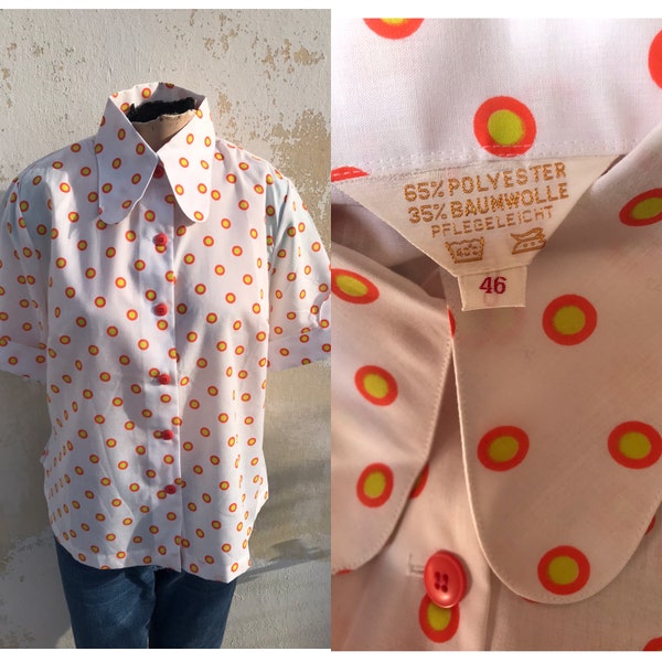 Blouse boutonnée vintage des années 70 à col arrondi et à pois, avec des détails intrigants sur les manches, tout simplement incroyable. Jamais portée, disponible en stock