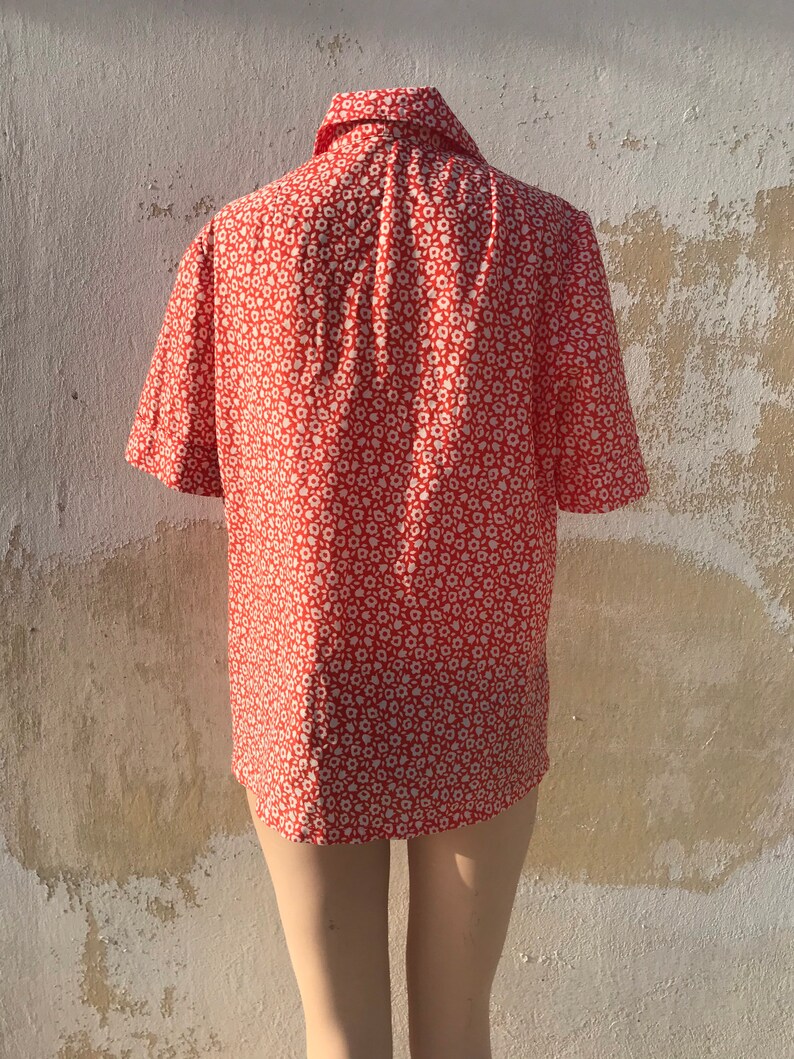 football shaped white buttons and white floral pattern 60s loose orange buttoned shirt with pointed collars