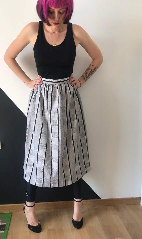 Black and white 80s vintage round skirt featuring… - image 4