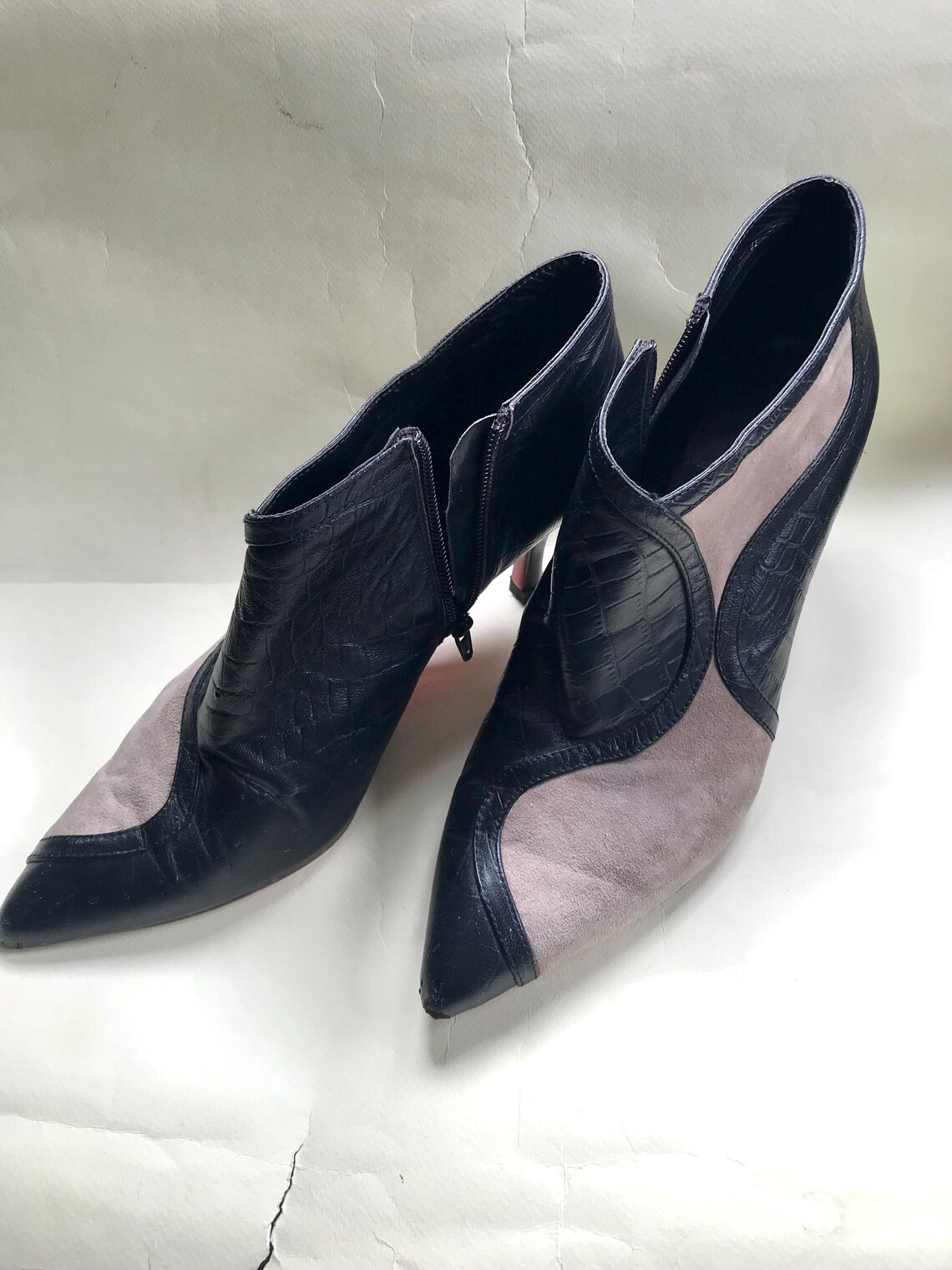 Black leather colorblock ankle boots with gray/beige suede design at each side, in mod style with mid heels, Y2K by Franka, 41 size, foto 2 di 5