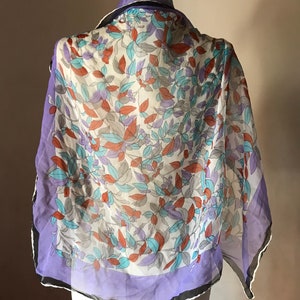 Sciarpa trasparente quadrata vintage anni &#39;70 di Donatzelli con motivo romantico a foglie in varie tonalità di viola, grigio, azzurro e rosso mattone