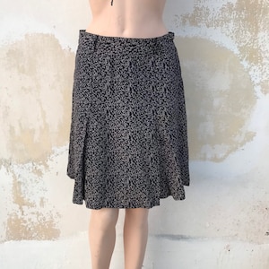 Mini leaf/floral patterned dark blue/light beige skirt with pleats, 90s vintage, made in Greece
