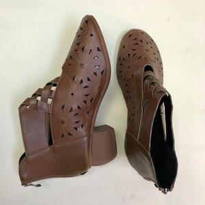 Perforated, peekaboo cut outs, brown mid heeled ankle boots 70s Vintage/size unknown, estimated size : 38 EUR- 7 US- 5 UK image 2