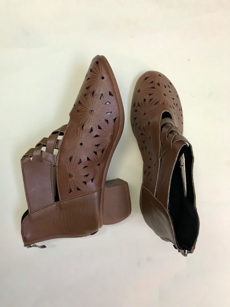 Perforated, peekaboo cut outs, brown mid heeled ankle boots 70s Vintage/size unknown, estimated size : 38 EUR- 7 US- 5 UK image 2