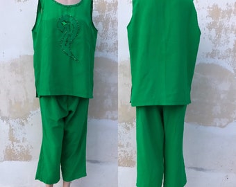 Emerald green 80s vntg two piece XL ensemble: lightweight, satiny tank top with embellished design at the front & full fitted pants