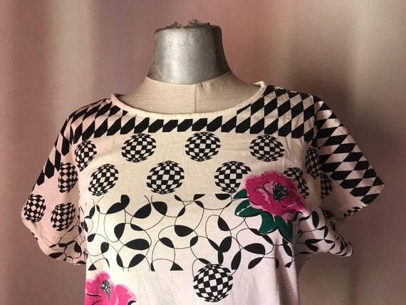 Queentex 80's vintage T-shirt features op-art black/white geometric prints and pink hibiscus flowers