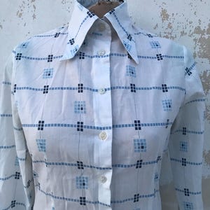 Vintage jaren &#39;70 vintage blouse met puntige kraag en knoop en geometrisch patroon in blauw en lichtblauw gemaakt in Duitsland