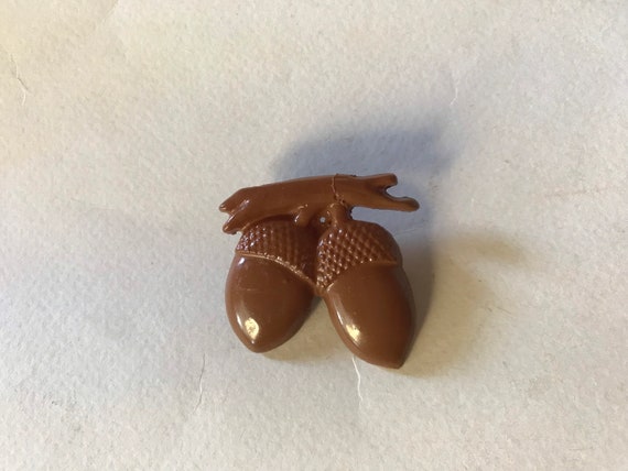 Acorns and oak wooden branch celluloid cute autumnal, rustic, chocolate brown 70s vintage brooch