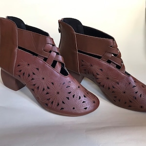 Perforated, peekaboo cut outs, brown mid heeled ankle boots 70s Vintage/size unknown, estimated size : 38 EUR- 7 US- 5 UK image 5