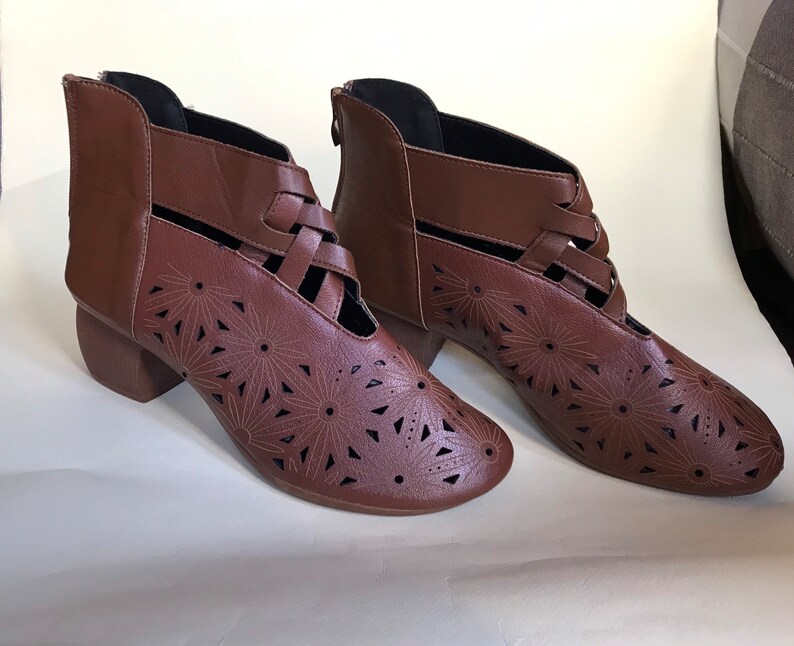 Perforated, peekaboo cut outs, brown mid heeled ankle boots 70s Vintage/size unknown, estimated size : 38 EUR- 7 US- 5 UK image 5