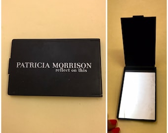 Patricia Morrison "Reflect on this" Rarissimo gadget musicale: uno specchietto tascabile dal suo album solista del 1994, dato come omaggio promozionale con l'LP