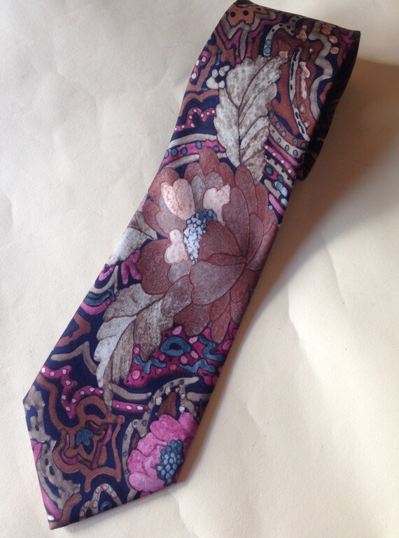 Wonderful 70's floral necktie with pomegranate pin