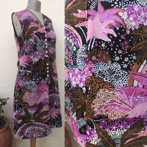 60s sleeveless shirtdress feat A-line, with amazing floral prints in fuchsia, pink, mauve, brown and lilac. By the Brazilian brand “Hering”