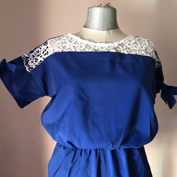 80er 60er vintage königsblaues kleid mit weiß geschnürter büste, gummizug in der taille, seitlichen taschen und schleifenärmeln