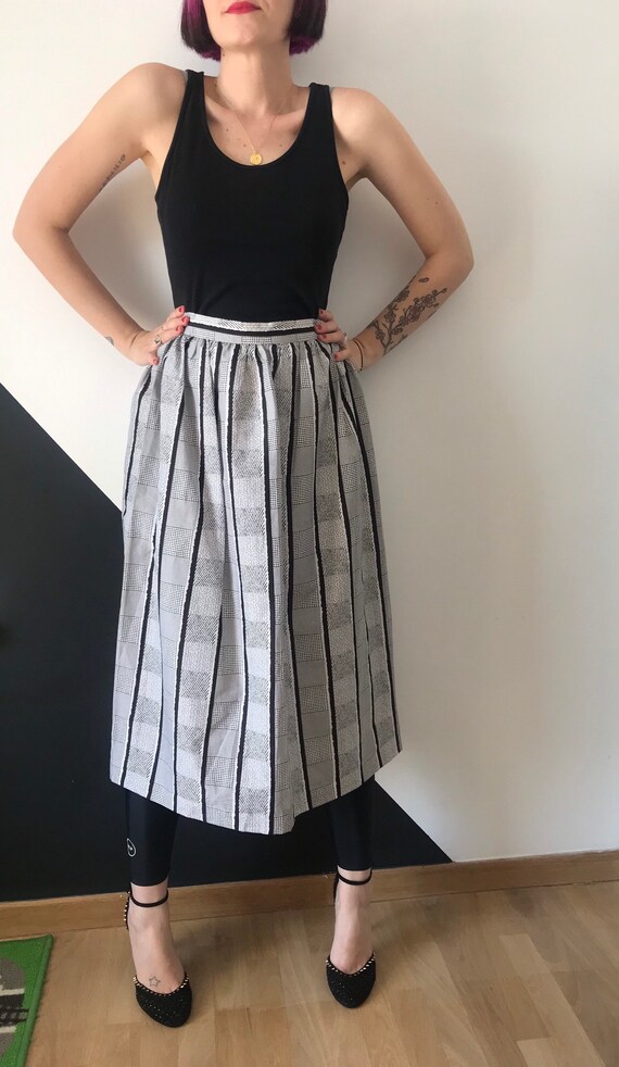 Black and white 80s vintage round skirt featuring… - image 7