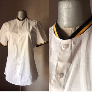 Camicia bianca ASOS vintage Y2K con colletto a fascia e bottoni minimal per uomo, con rifiniture a righe blu/gialle dettagliate, per dare uno stile nautico
