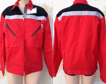 Veste de travail rouge à rayures et poches zippées qui peut également être portée comme veste de tous les jours. Pour hommes. Fabriquée en Suède en 1980