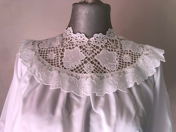 80s vntg total white patio blouse with amazing la… - image 3