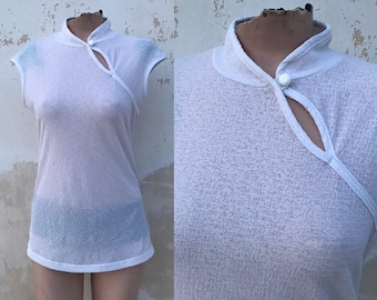Cheongsam totally white fitted top with Mao/Mandarin collars and keyhole neckline. Asian styled, 90&#39;s vintage