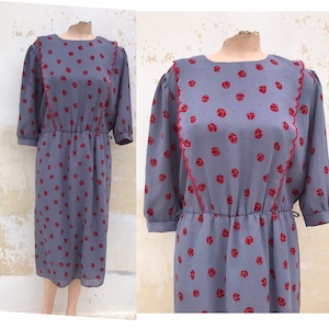 Vestido estilo "La pequeña casa de la pradera", de finales de los 70, con estampados en gris sílex y burdeos. Estilo delantal, con pechera y estampado de hojas.